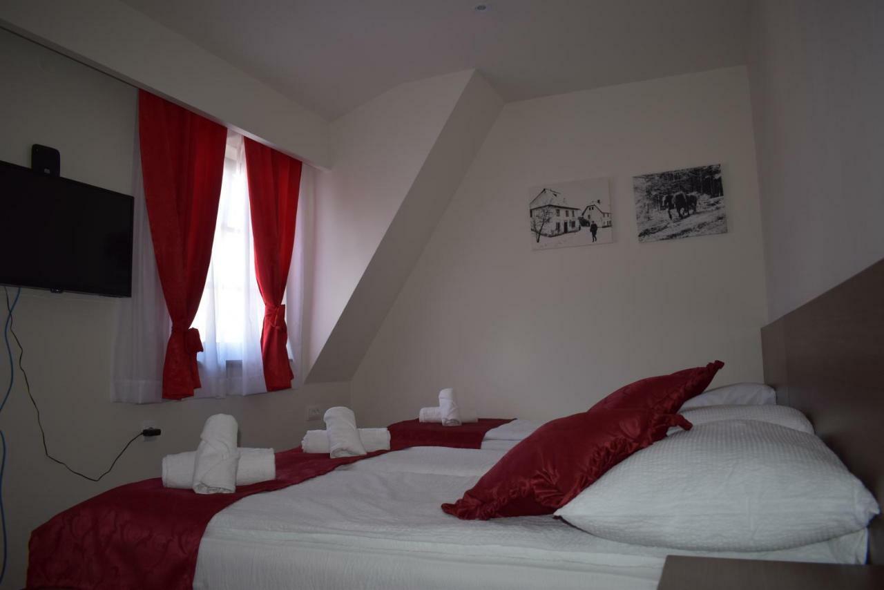 Hotel Zlatni Bor Sokolac  ภายนอก รูปภาพ