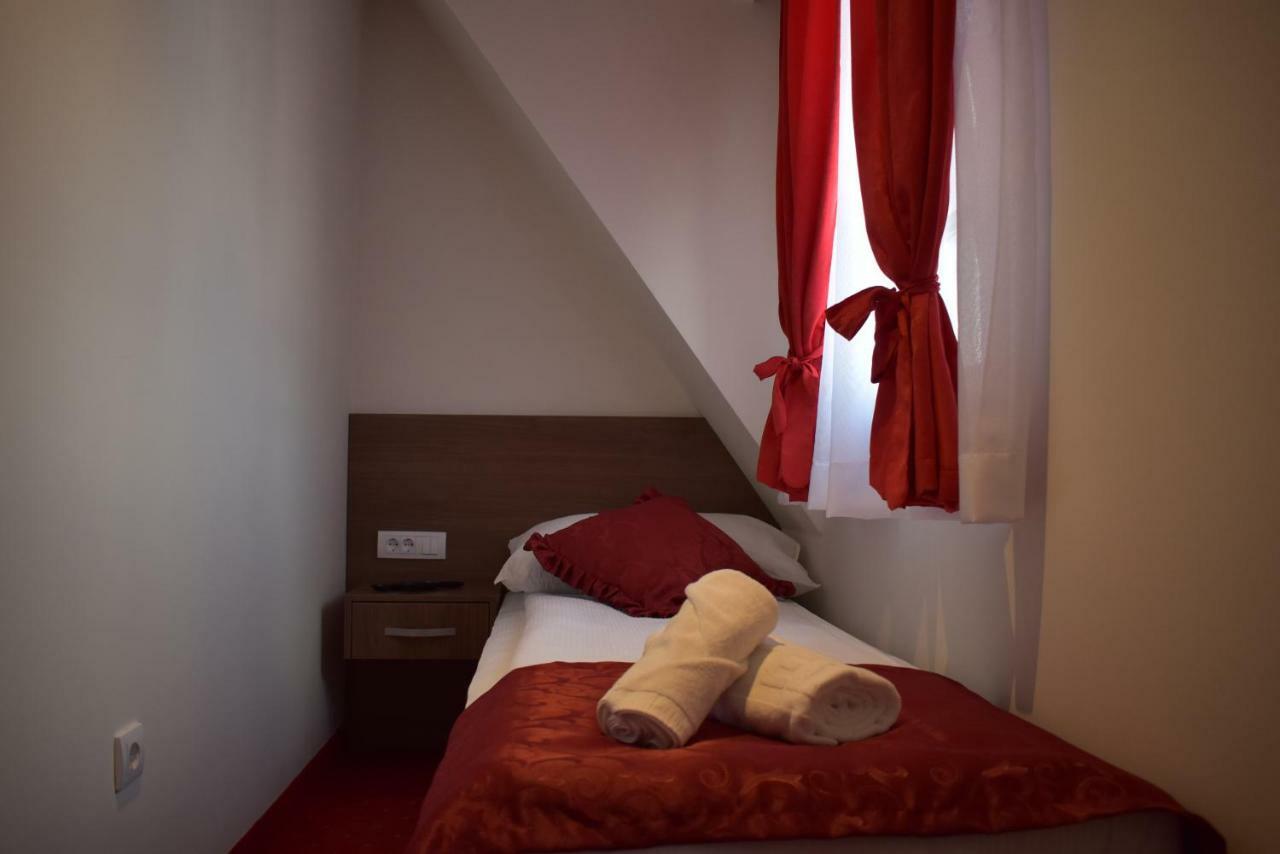Hotel Zlatni Bor Sokolac  ภายนอก รูปภาพ
